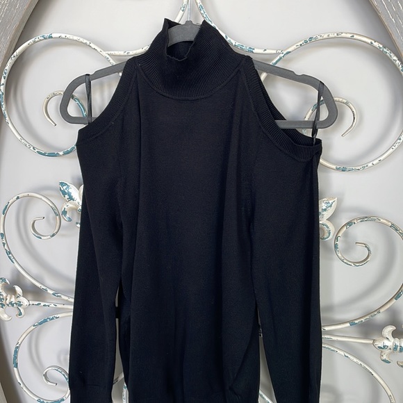 sweater - Picture 2 of 6